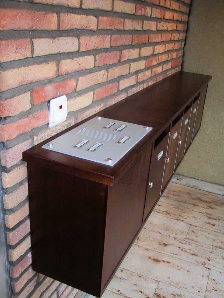 Boîte aux lettres en bois sur mesure